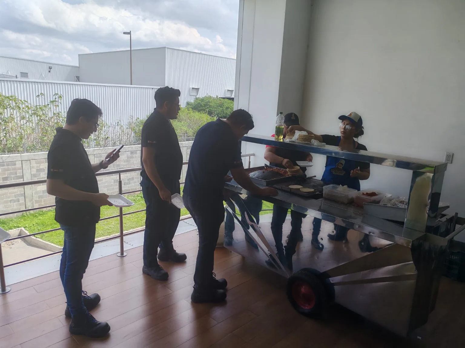 Taquiza atendiendo invitados en un evento